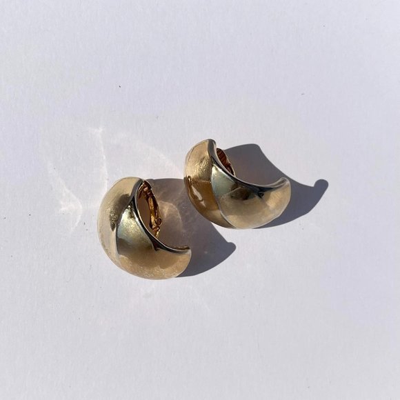 Vintage Estate gold tone chunky curved clip earrings - Picture 3 of 4